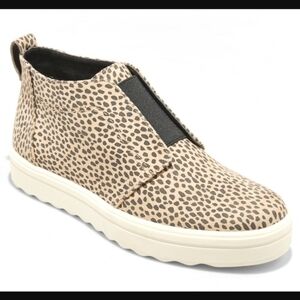 Universal Thread Women's Lilian Microsuede Leopard